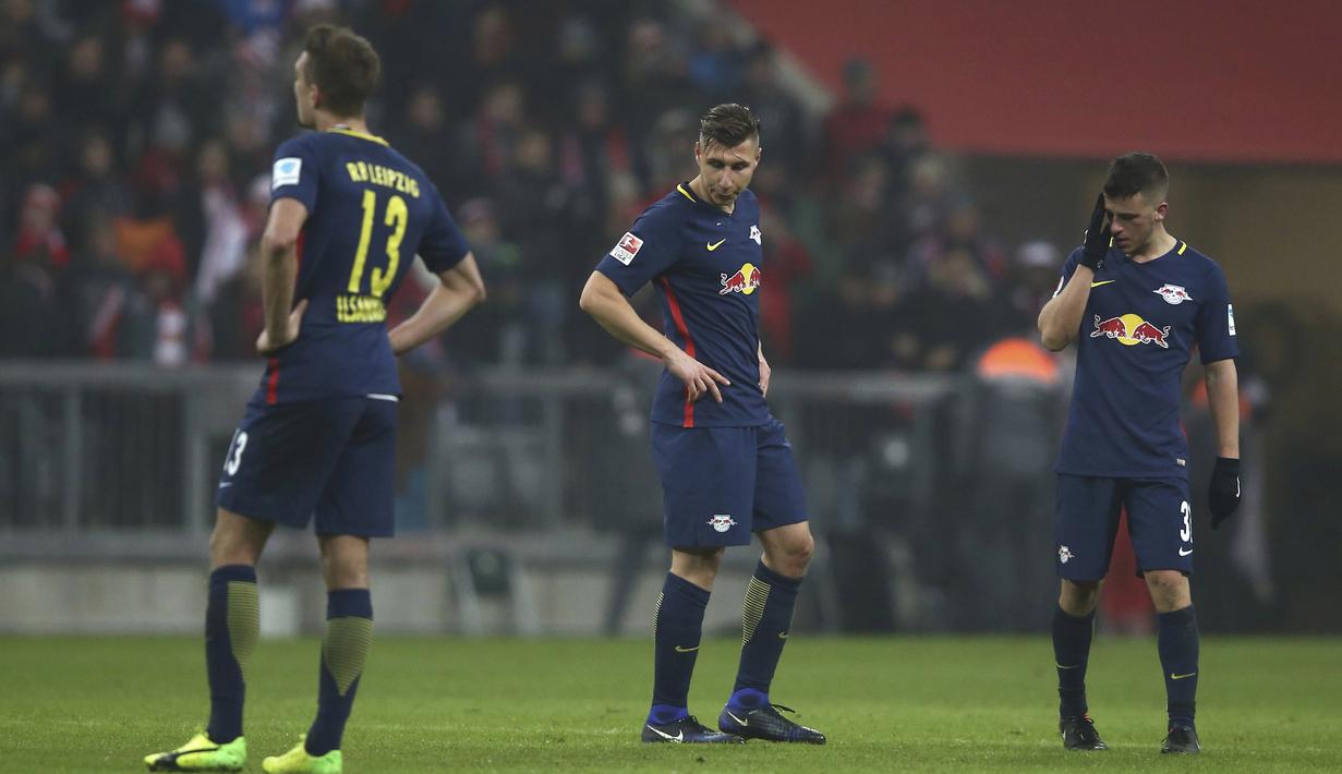 Ekspresi para pemain RB Leipzig usai kalah 0-3 dari Bayern Munich pada lanjutan Bundesliga Jerman di Stadion Allianz-Arena, (21/12/2016). Bayern menang 3-0.  (REUTERS/Michael Dalder)