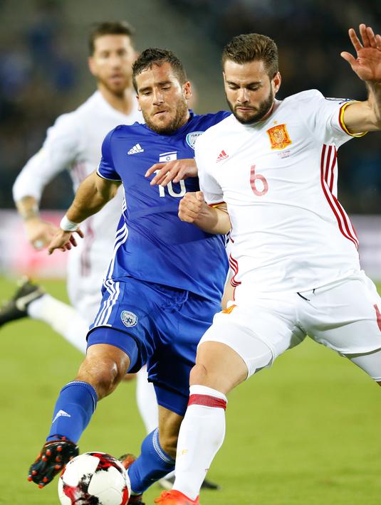 Pemain timnas Spanyol Nacho berebut bola dengan pemain Israel Tomer Hemed pada kualifikasi Piala Dunia 2018 grup G di Teddi Malcha Stadium, Senin (9/10). Spanyol menutup perjalanan di kualifikasi dengan kemenangan tipis 1-0. (AP/Ariel Schalit)
