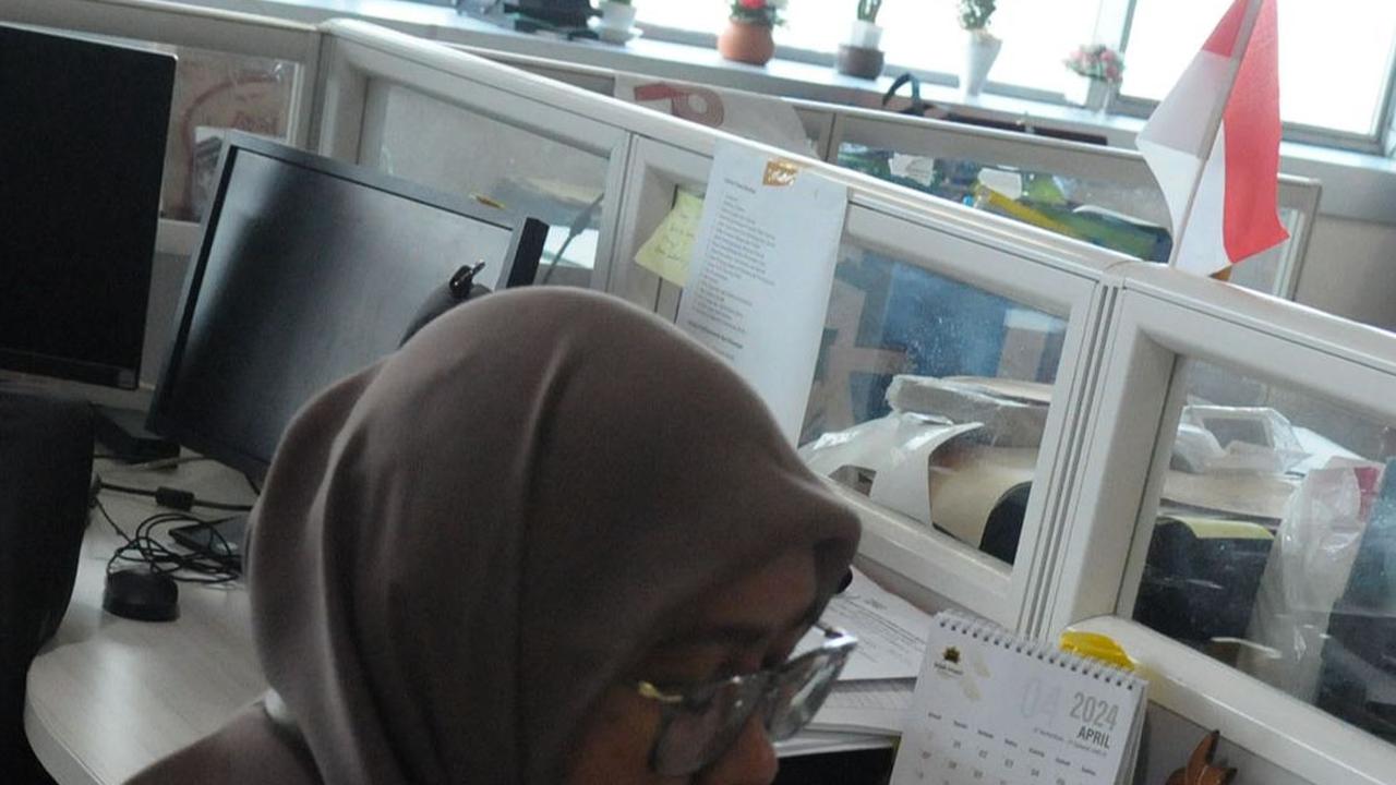 Pemprov DKI juga mewajibkan seluruh pegawainya masuk kerja dan tidak ada cuti tambahan. Sebelumnya, Kementerian&nbsp;Pendayagunaan Aparatur Negara dan Reformasi Birokrasi (PANRB) telah mengeluarkan surat edaran Nomor 01 Tahun 2024.&nbsp;Merdeka.com/Imam B
