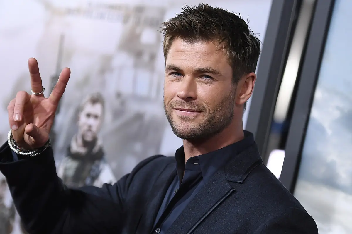 Gaya Macho Chris Hemsworth di Pemutaran Perdana Film 12 Strong