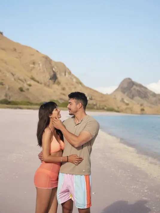 Aurelie dan Tyler juga tampak bergaya musim panas kala berlibur di Bajo. [Foto: Instagram/ Aurelie Moeremans]