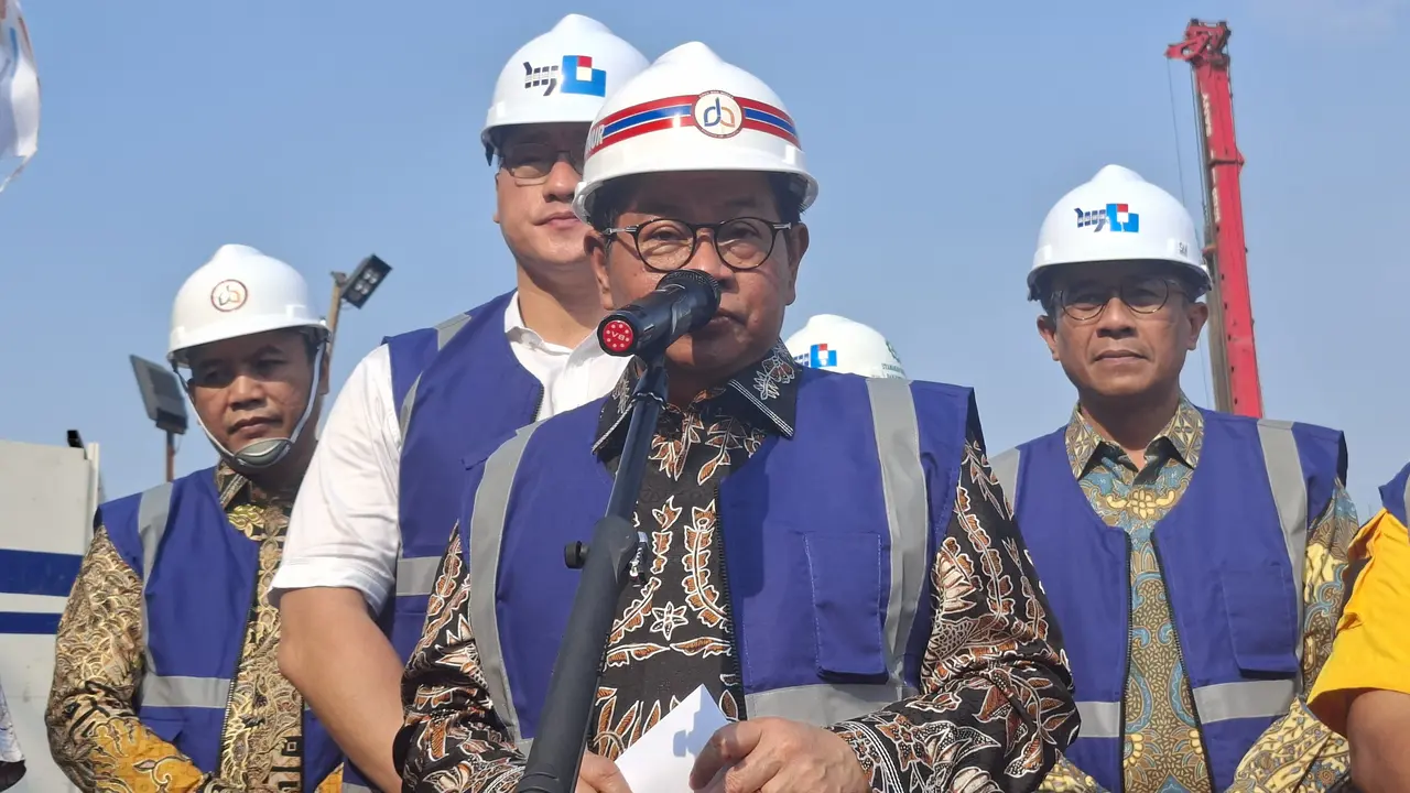 Gubernur DKI Jakarta Pramono Anung meninjau pembangunan Jalan Layang Latumenten.