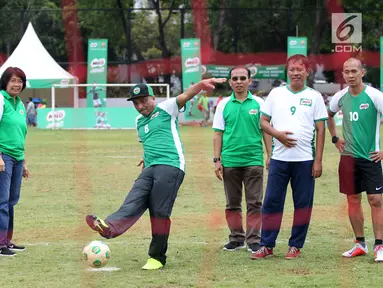Presdir Nestlé Indonesia Dharnesh Gordhon (tengah) melakukan tendangan pada acara Kick-off MILO Football Championship 2019 pada acara MILO Football Championship di Lapangan Banteng, Jakarta, Sabtu (2/3). (Liputan6.com/Pool/Image Dynamics)