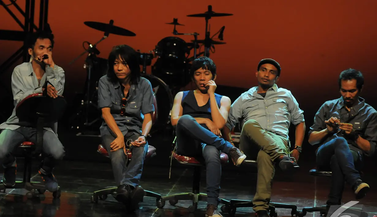 Slank saat konferensi pers usai beraksi di konser bertajuk "Jakarta Pagi Ini & Slank Musikal", Jakarta, Kamis (18/12/2014). (Liputan6.com/Herman Zakharia)