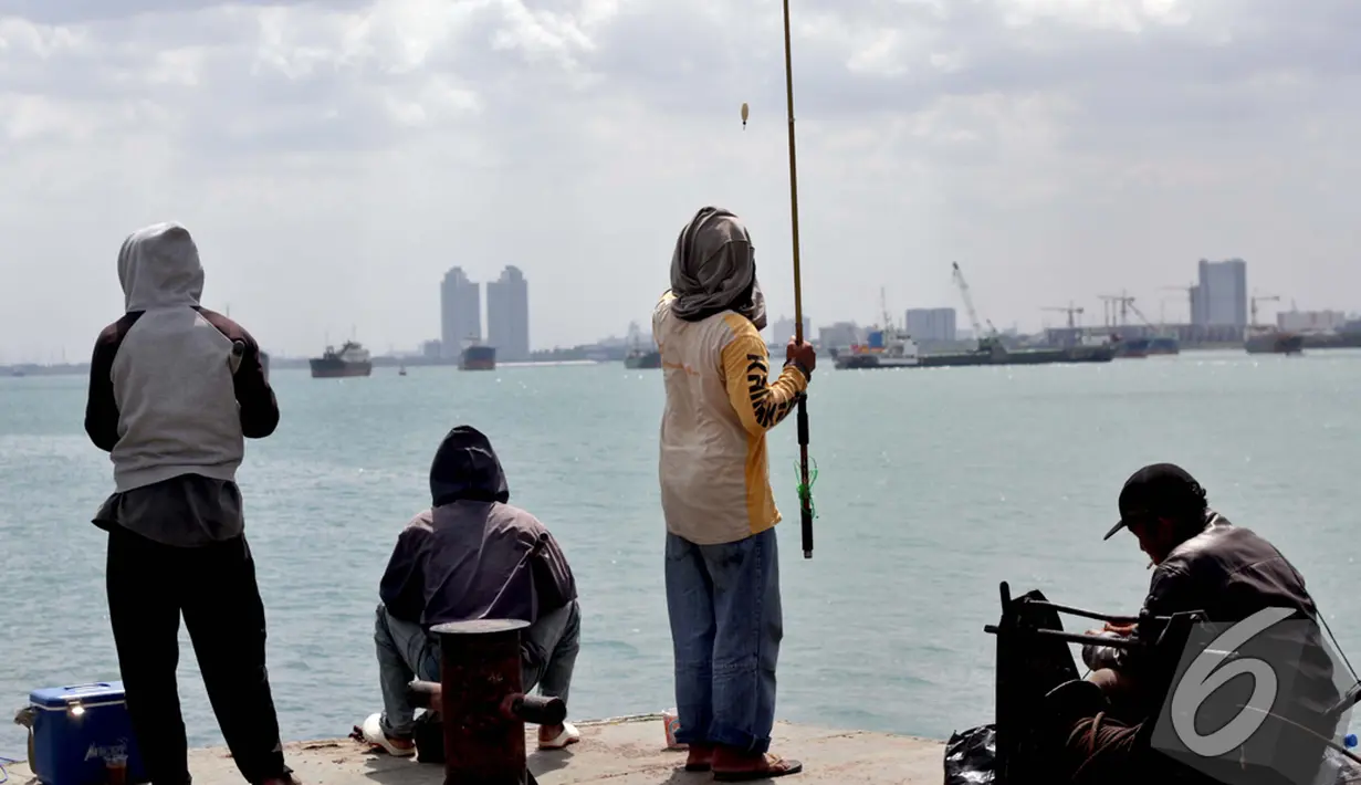 Sejumlah warga asyik memancing di kawasan Pelabuhan Muara Baru, Jakarta, Minggu (11/1/2015). (Liputan6.com/Faizal Fanani)