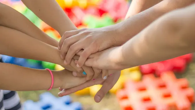 Ilustrasi menolong, membantu orang lain