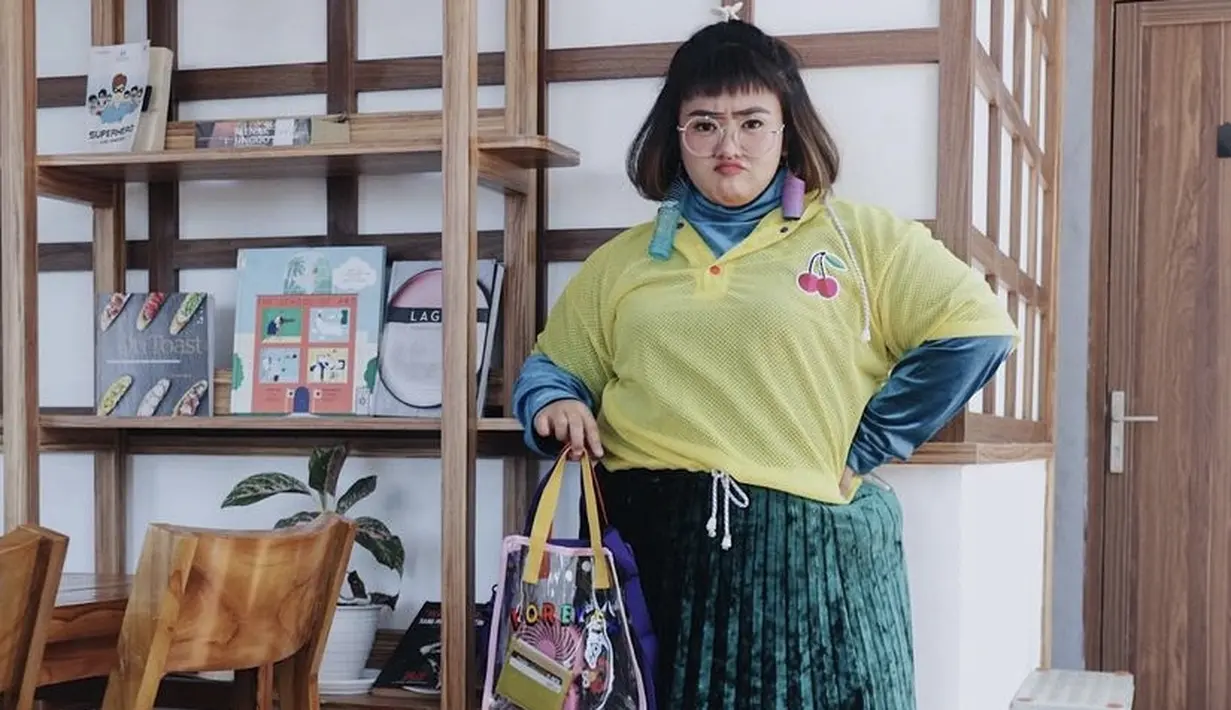 Fresh dan playful, padukan t-shirt warna kuning dengan rok plisket warna hijau emerald (Instagram/tiraemon).