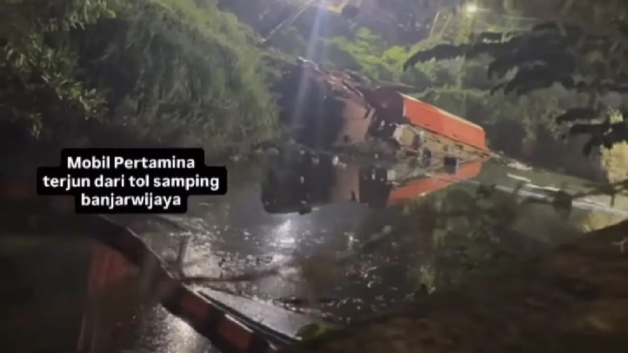 Truk tangki Pertamina terperosok di Tol Cipete Tangerang