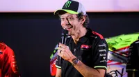 Mantan pembalap MotoGP, Valentino Rossi, pada peluncuran livery Pertamina Enduro VR46 Racing di MotoGP Indonesia 2025, Selasa (30/9/2025). (Bola.com/Bagaskara Lazuardi)