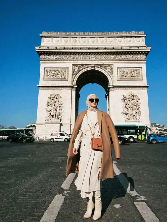 Potret OOTD hijab dengan sepatu boots lainnya dari Dinda Hauw. Mengenakan outfit bernuansa earth tone serba cokelat, Dinda memadukannya dengan heels boots yang serasi. [Foto: Instagram/dindahw]