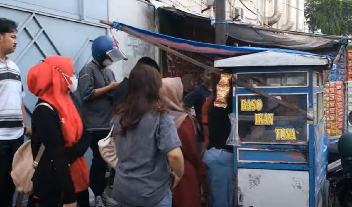 Salah satu alasan dirinya nekat berjualan bakso ikan Grage dengan gerobak karena sebagai seorang wanita singel saat itu memiliki bayi tidak ada yang menafkahi.<br>