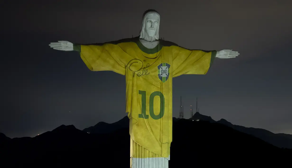 Pelé menghabiskan hampir dua dekade memikat penggemar dan memukau lawannya sebagai pencetak gol terbanyak dalam pertandingan sepak bola bersama klub Brasil Santos dan tim nasional Brasil.  (AP Photo/Bruna Prado)