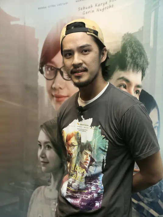 Ia memerankan sosok David seorang pengusaha yang memiliki riwayat penyakit alzheimer. Beberapa kali tantangan itu ditayakan oleh Garin Sutradara mengenai kesiapannya memerankan tokoh yang lebih tua dari usianya. (Galih W. Satria/Bintang.com)