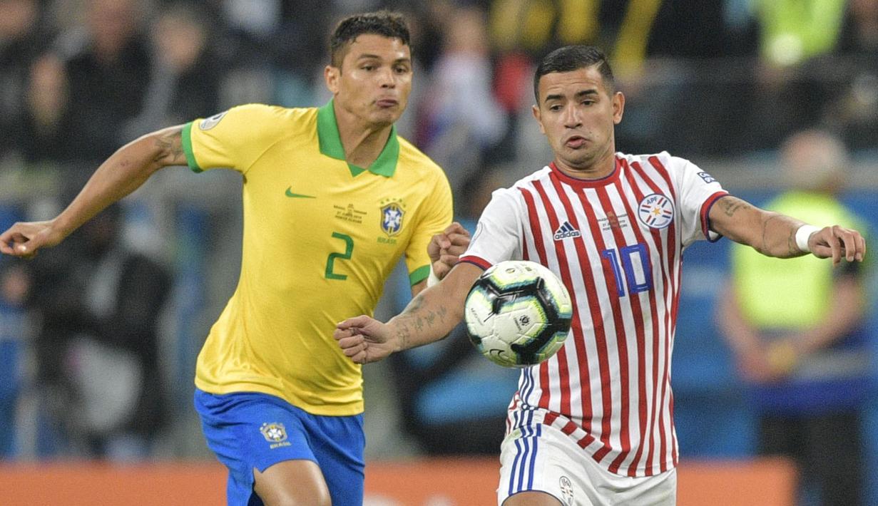 Thiago Silva menjadi pemain tertua di Timnas Brasil yaitu 37 tahun kurang empat bulan. Sempat beberapa kali tak dipanggil memperkuat  Selecao pada laga Kualifikasi Piala Dunia dan pertandingan uji coba, akhirnya ia bisa bergabung di Copa America 2021. (Foto: AFP/Raul Arboleda)