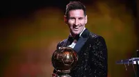 Terbaru, Lionel Messi mampu meraih penghargaan Ballon d'Or yang ketujuhnya. Ia berhasil memenangkan persaingan ketat dengan Robert Lewandowski dan Jorginho. Hal tersebut menobatkan dirinya menjadi pemain dengan jumlah penghargaan Ballon d'Or terbanyak di dunia. (AFP/Franck Fife)