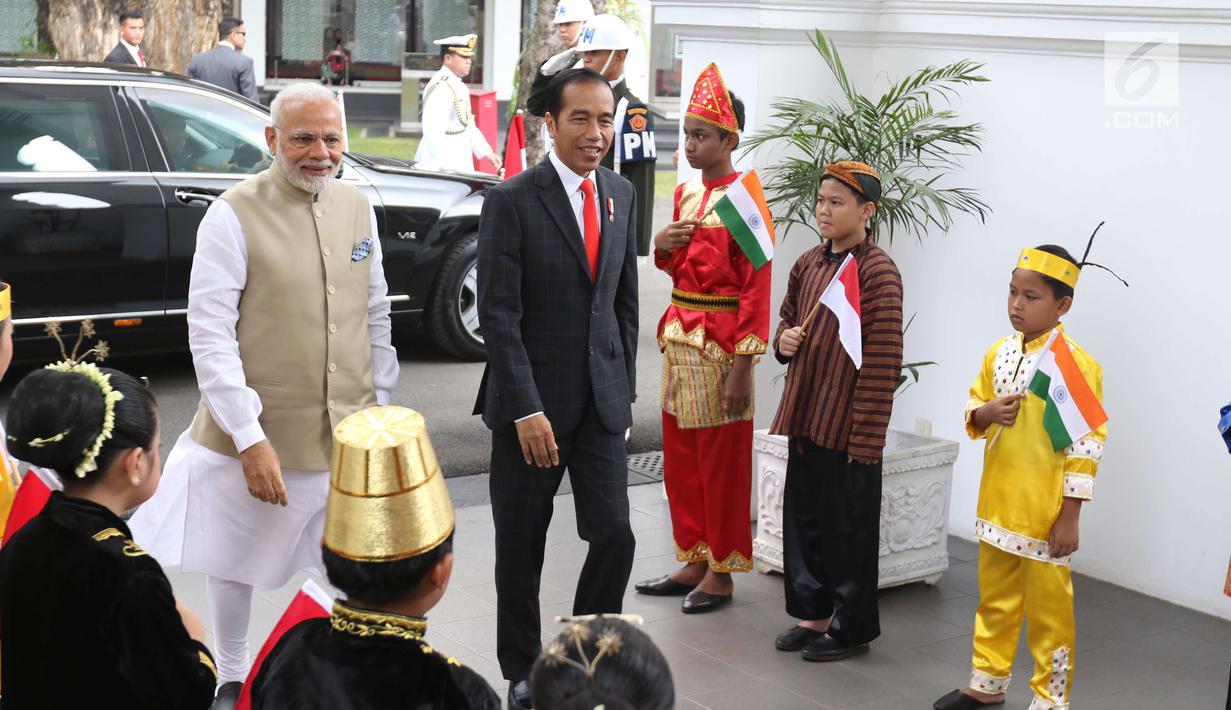 Presiden Joko Widodo (Jokowi) menyambut Perdana Menteri (PM) India, Narendra Modi di Istana Merdeka, Jakarta, Rabu (30/5). Kunjungan Modi ke Indonesia dilakukan untuk pertemuan bilateral kedua negara. (Liputan6.com/Angga Yuniar)