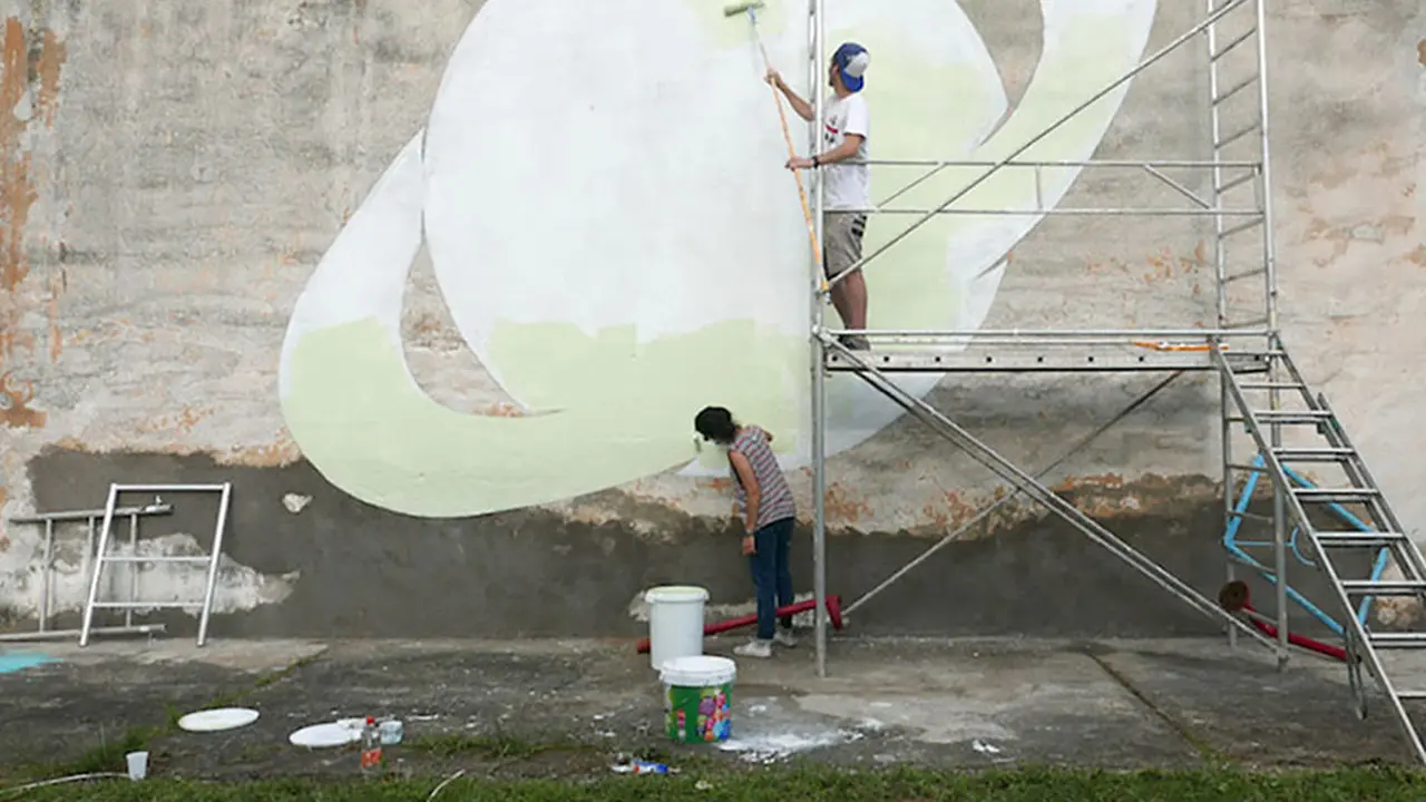 [Bintang] Siang dan Malam, 3 Mural Ini Punya Rupa Berbeda! Kok Bisa?