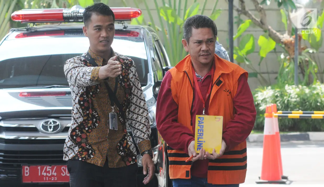 Kepala Kantor Imigrasi Kelas I Mataram, Kurniadie dikawal petugas bersiap menjalani pemeriksaan di Gedung KPK, Jakarta, Selasa (18/6/2019). Kurniadie diperiksa terkait dugaan suap penyalahgunaan izin tinggal warga negara asing di lingkungan kantor Imigrasi NTB Tahun 2019. (merdeka.com/Dwi Narwoko)