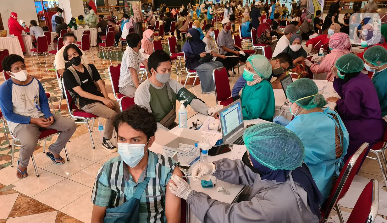 Suasana kegiataan vaksinasi Covid-19 massal untuk tenaga pendidik di Teraskota Mall. Tangerang Selatan, Banten, Rabu (28/04/2021). Lebih dari 3000 teanga pengajar ditargetkan mendapatkan vaksinasi. (merdeka.com/Arie Basuki)