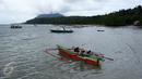 Nelayan sedang menikmati makannya di atas sampan di Pulau Bunaken, Manado, Sabtu (17/12). Taman Nasional Bunaken pernah bersaing dengan Pulau Dewata, Bali sebagai tempat wisata laut paling indah di Tanah Air. (Liputan6.com/Fery Pradolo)