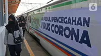 Spanduk Pencegahan Virus Corona terpasang di kereta di stasiun kereta Depok, Jumat (6/3/2020).  PT KAI Daop 1 melakukan kegiatan  sosialisasi mengenai penyebaran virus corona dengan menghadirkan kereta kesehatan Rail Clinic bagi warga sekitar stasiun Depok dan Bogor. (Liputan6.com/Herman Zakharia)