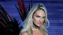 Model Candice Swanepoel berpose di atas catwalk saat memperagakan koleksi lingerie Victoria's Secret di Arena Mercedes-Benz di Shanghai, China, (20/11). (AP Photo / Andy Wong)