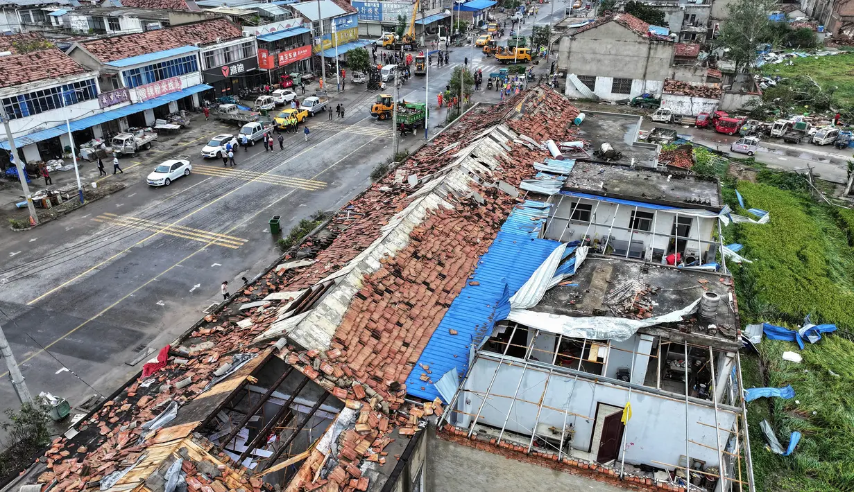 Atap bangunan juga rusak parah. (AFP/China OUT)