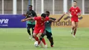 Pemain Timnas Indonesia, Marselino Ferdinan (tengah kiri) berebut bola dengan pemain Tanzania, Yusuph Ally Kagoma saat laga persahabatan yang berlangsung di Stadion Madya, Senayan, Jakarta, Minggu (02/06/2024). (Bola.com/Abdul Aziz)