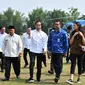 Staf Khusus Presiden, Putri Indahsari Tanjung, serta Andi Taufan Garuda Putra (kemeja biru) mendampingi Jokowi saat kunjungan ke Subang. (Laily Rachev/Biro Pers Sekretariat Presiden)