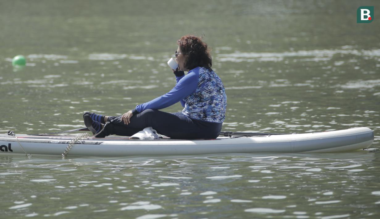 Foto Gaya Menteri Susi Pudjiastuti Saat Bermain Paddle Board Ragam Bola Com