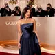 Salah satu yang paling menyita sorotan adalah Priyanka Chopra-Jonas. Ia tampil anggun dalam bustier satin navy berpotongan drapery yang dipadukan dengan rok sutra navy mengalir. Look ini menonjolkan kekuatan struktur khas couture Dior dengan sentuhan sensual yang refined. [Dok/DIOR].