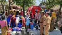 Potret warga di Kabupaten Pati mengantre untuk mendapatkan air bersih.&nbsp;Dampak kekeringan mulai dirasakan ribuan warga desa di Kabupaten Pati. Sebanyak 147 desa diprediksi kekeringan, akibat kemarau panjang yang mulai terjadi sejak Juli tahun ini. (Liputan6.com/ Ahmad Adirin)