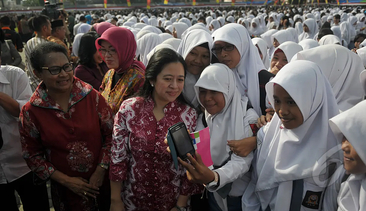 Menko PMK, Puan Maharani berfoto bersama pelajar saat acara minum jamu bersama, Jawa Tengah, Rabu (1/4/2015).Kegiatan minum jamu bareng ini untuk mendeklarasikan Kabupaten Sukoharjo sebagai produsen jamu terbesar di Jawa Tengah. (Liputan6.com/Johan Tallo)