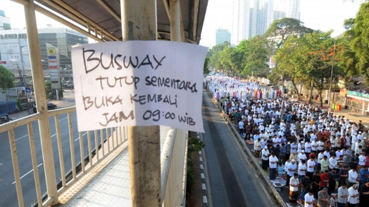Warga Ibu Kota laksanakan salat Idul Adha di Jalan Salemba