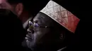 Malik Obama, saudara tiri Presiden Barack Obama, yang diundang capres Partai Republik Donald Trump duduk di tengah kerumunan menonton debat capres AS yang ketiga sekaligus terakhir di University of Nevada, Las Vegas, Rabu (19/10). (REUTERS/Carlos Barria)
