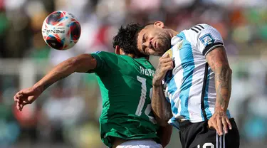 Pemain Argentina Nicolas Otamendi (kanan) berebut bola udara dengan pemain Bolivia Victor Abrego pada pertandingan sepak bola Kualifikasi Piala Dunia 2026 di Stadion Hernando Siles, La Paz, Bolivia, Selasa (12/9/2023). Argentina mengalahkan Bolivia dengan skor 3-0. (AP Photo/Gaston Brito)