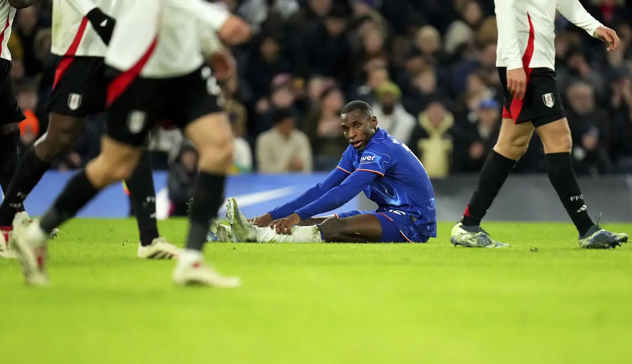 Ekspresi kecewa pemain Chelsea, Nicloas Jackson setelah gagal mencetak gol ke gawang Fulham pada laga lanjutan Liga Inggris 2024/2025 di Stamford Bridge, London, Inggris, Jumat (27/12/2024) WIB. (AP Photo/Kirsty Wigglesworth)