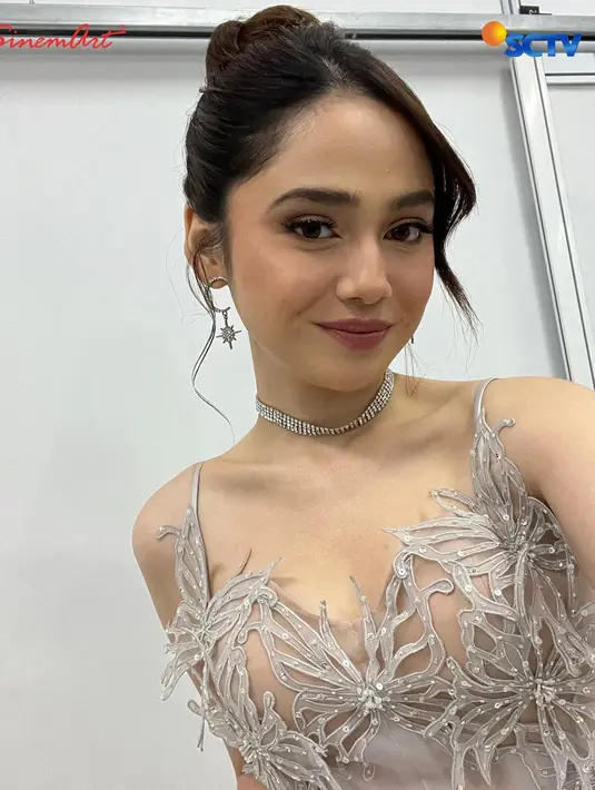 Rambut medium Syifa Hadju ditata modern updo dengan curly bang tipis. [@sinemart_ph]