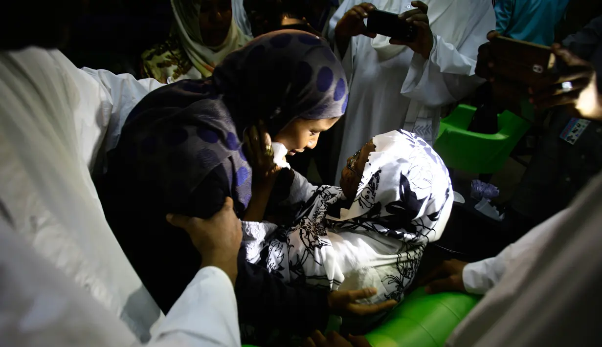 Wanita anggota ISIS asal Sudan (kiri) memeluk kerabatnya saat dipulangkan dari Libya ke negaranya, Khartoum, Sudan, Rabu (4/4). Pejabat Sudan mengatakan lusinan pria dan wanita muda asal negaranya telah  bergabung dengan ISIS. (ASHRAF SHAZLY/AFP)