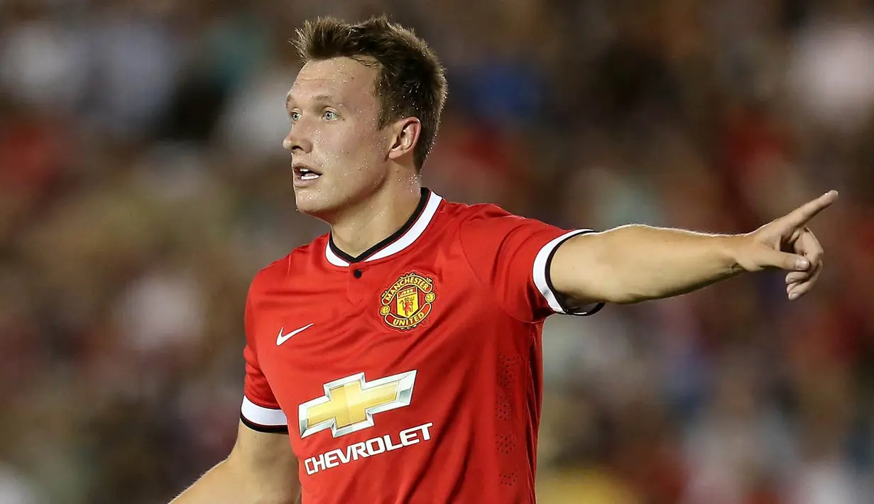 1. Phil Jones, diberitakan Guardian, Arsene Wenger mencoba mendatangkan bek Manchester United ini ke Arsenal. Meski belum tentu mendapat tempat utama di Setan Merah, namun bek 24 tahun ini tidak masuk daftar jual MU musim ini. (AFP/Stephen Dunn)