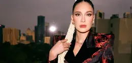 Aktris yang dikenal selalu tampil elegan ini menghadirkan gaya yang berbeda, perpaduan antara glamor modern dan sentuhan tradisi Jawa yang kuat. [@lunamaya/@claudianrh].