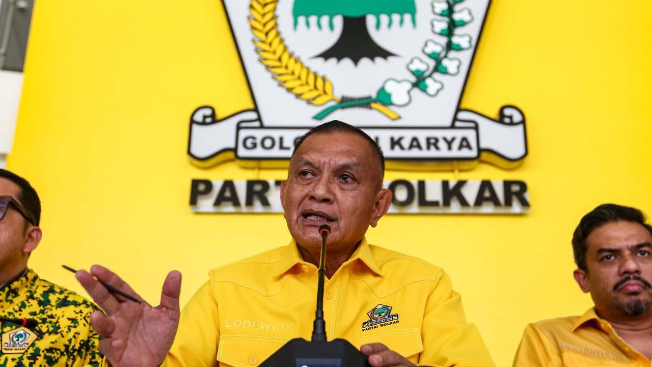 Sekjen Partai Golkar Lodewijk Freidrich Paulus (tengah) didampingi Wakil Ketua Umum Ahmad Doli Kurnia (kiri) dan Ketua Badan Pemenangan Pemilu (Bappilu) Maman Abdurrahman (kanan) menyampaikan tanggapan terkait hasil Pemilu 2024 di DPP Partai Golkar, Jakar