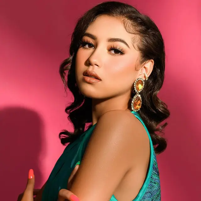 Biasa Natural, Ini 6 Pesona Saskia Chadwick Saat Tampil dengan Makeup Tebal