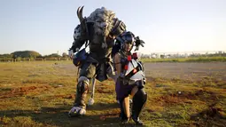 Peserta cosplay memerankan tokoh kartun, Rengar (kiri) dan Caitlyn dalam pameran "Anime Friends". di Sao Paulo, Brasil, (19/7/ 2015). (REUTERS/Nacho Doce)