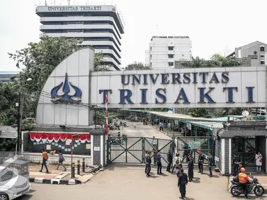   Petugas keamanan kampus berjaga di gerbang pintu masuk Universitas Trisakti, Grogol, Jakarta, Rabu (24/8). Penjagaan dilakukan akibat konflik persengketaan lahan antara pihak yayasan dan otorita Trisakti. (Liputan6.com/Faizal Fanani)