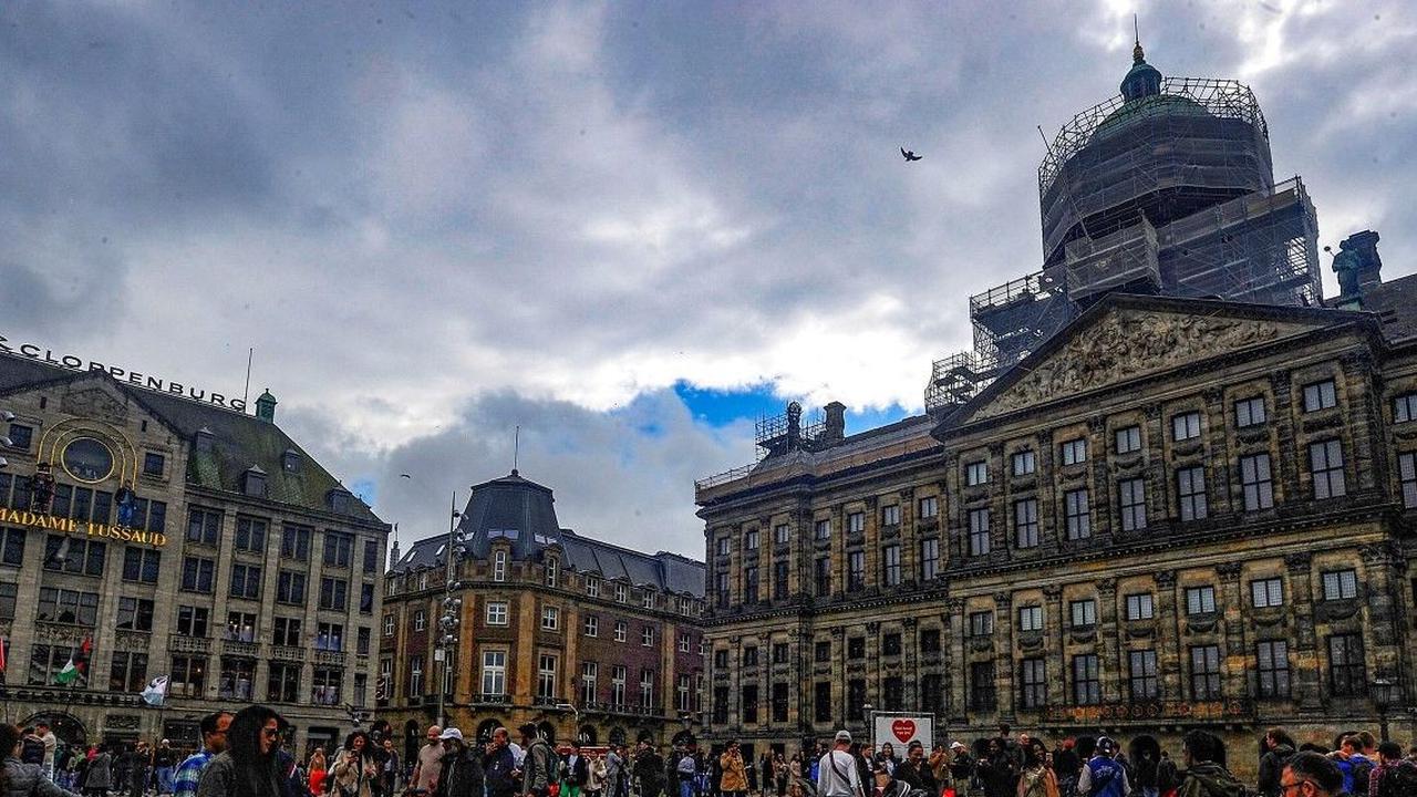 Dam Square, alun-alun yang bersejarah dan indah di pusat Kota Amsterdam, terus menjadi salah satu tujuan wisata gratis yang paling populer di negara ini. Foto: merdeka.com / Arie Basuki<br>
