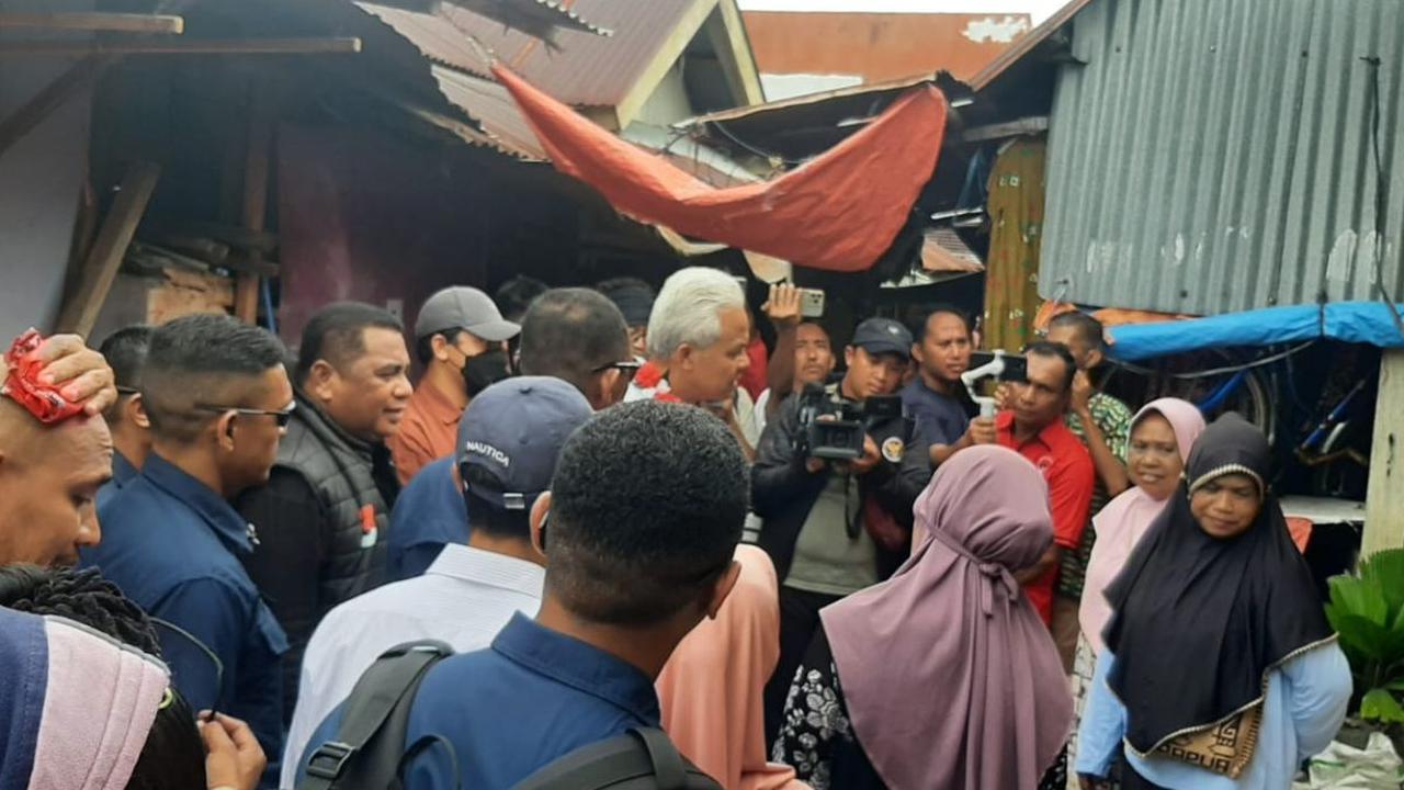 Usai berdialog dengan nelayan dan petani, Ganjar menyusuri rumah-rumah warga.<br>