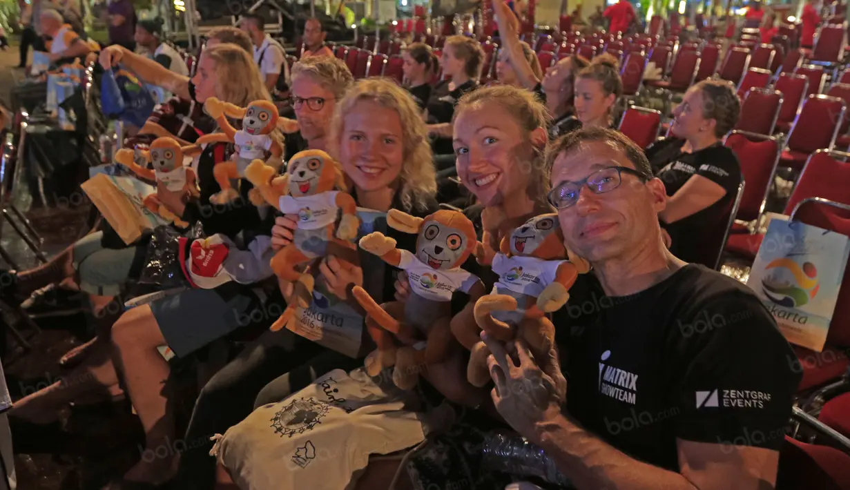 Peserta Tafisa Games 2016 asal Jerman antusias dengan maskot Tafisa 2016 saat penutupan di Ancol Beach, Jakarta, Selasa (11/10/2016). (Bola.com/Nicklas Hanoatubun)