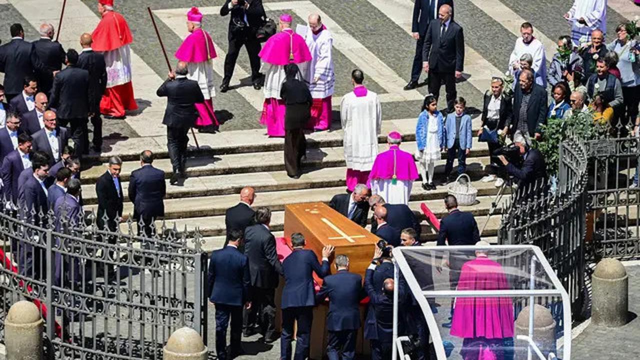 Potret Iring-iringan Jenazah Paus Fransiskus Menuju Basilika Santa Maria Maggiore