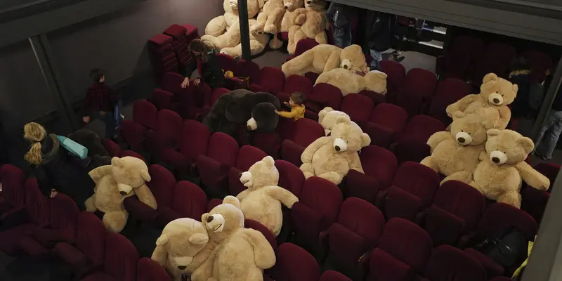 Menonton di Bioskop Bareng Boneka Teddy Bear